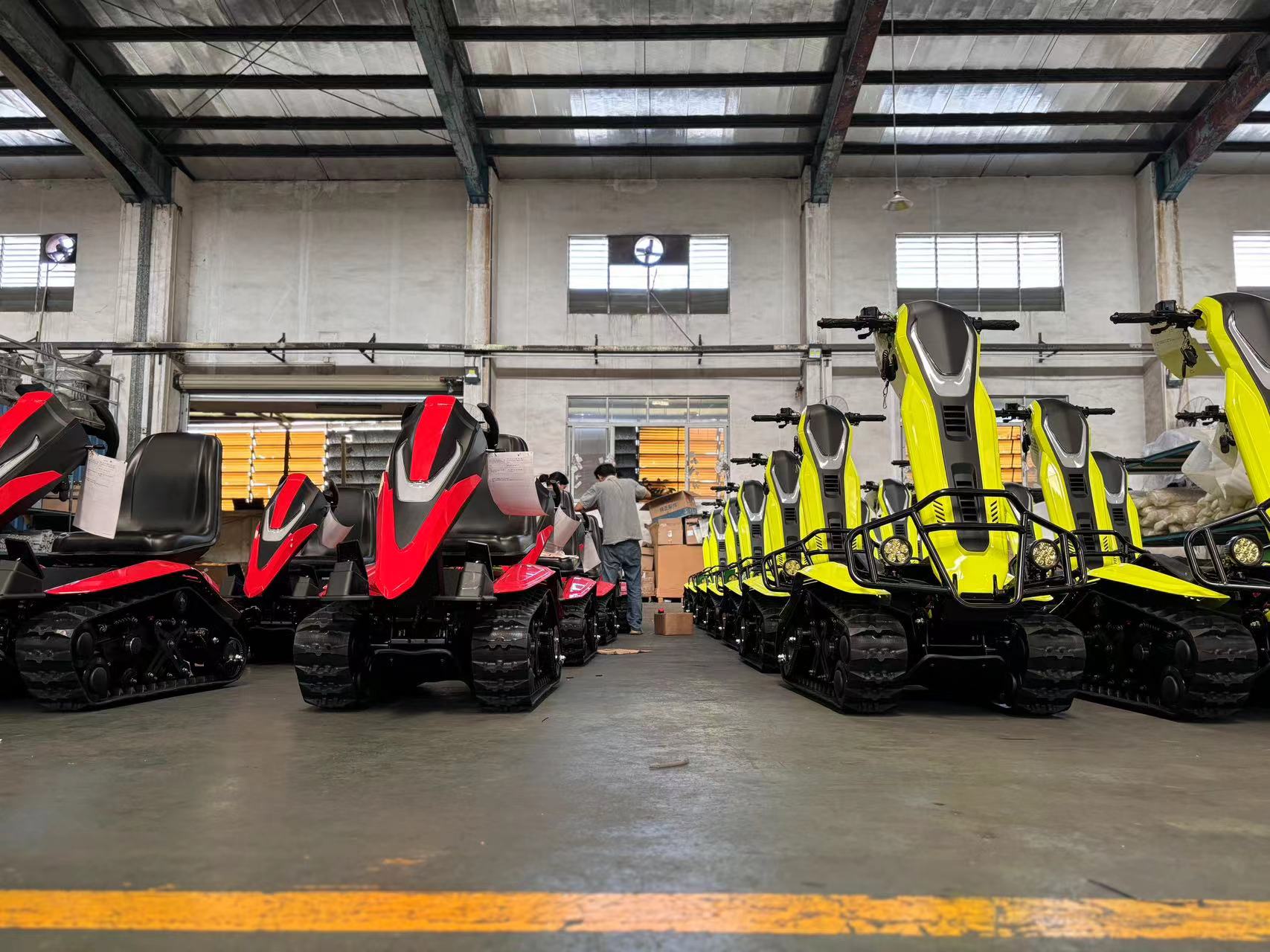 Ang bagong batch ng snowmobiles (ETV tank) ay gumulong sa linya ng paggawa