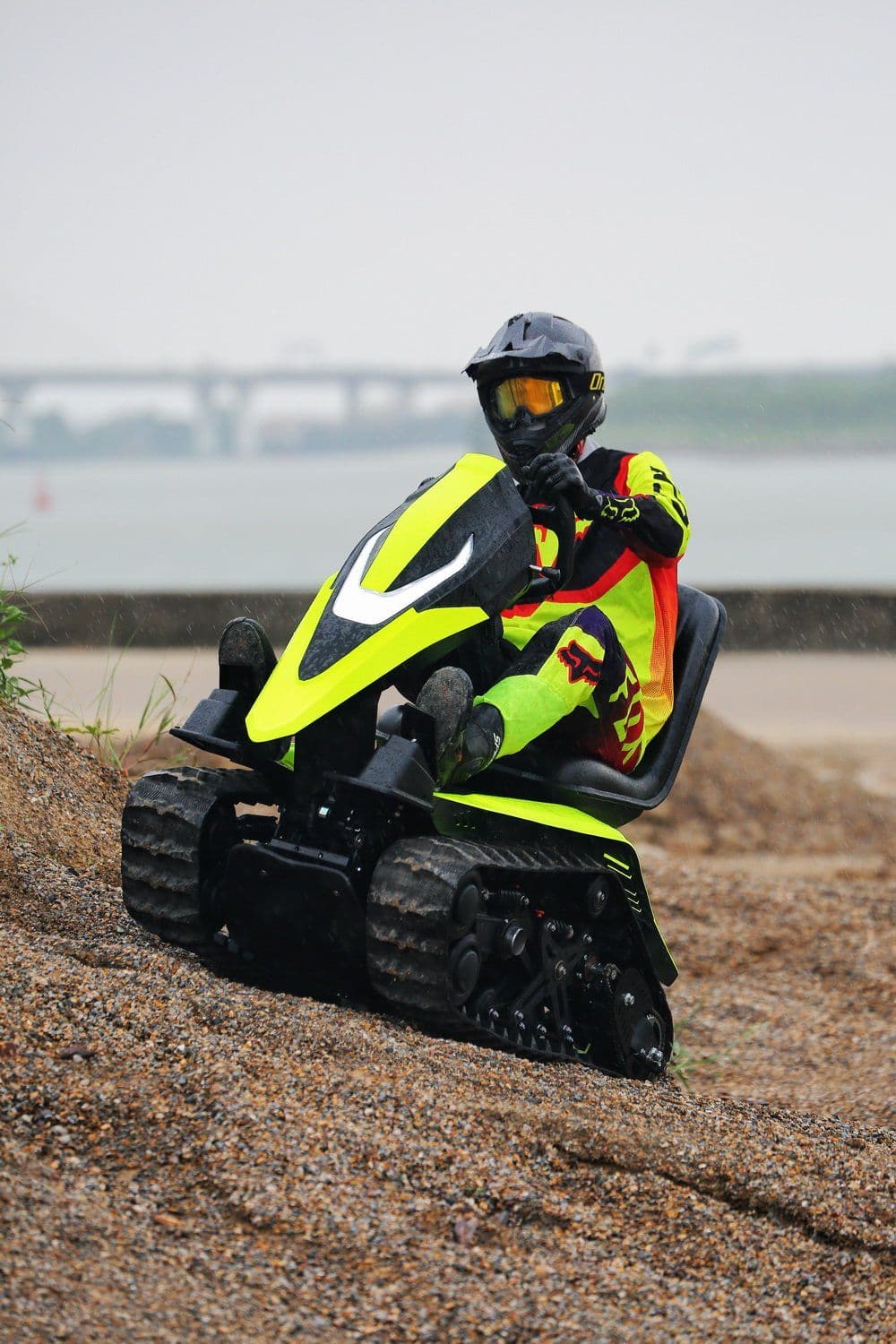 Masakop ang Lahat ng Lupain: 72V High-Torque Dual-Track All-Purpose Disability Vehicle