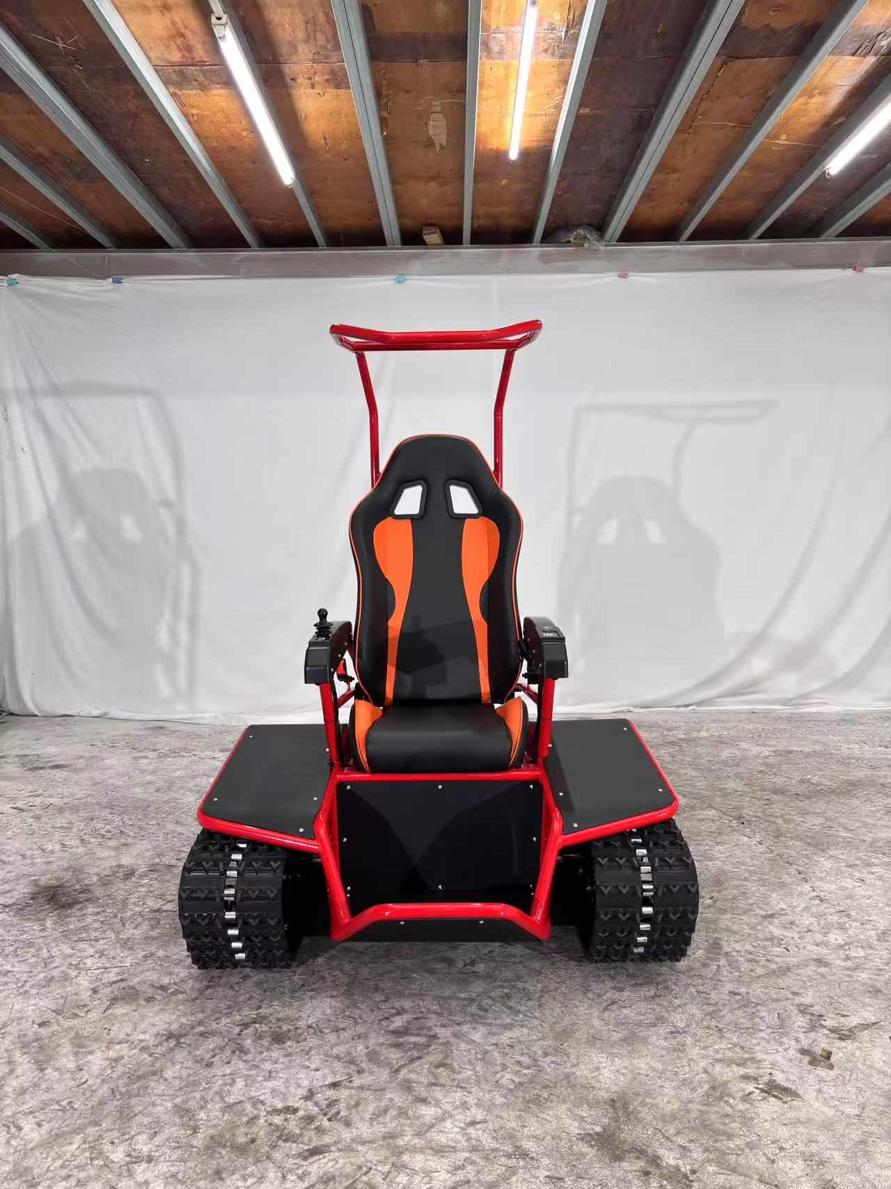 Malakas na makina at all-terrain electric wheelchair na may matibay na chassis